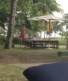 高虎吸毒被抓曾揽比基尼美女在海边度假
