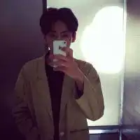 给我一个不用我伸手的拥抱复古风格男生头像
