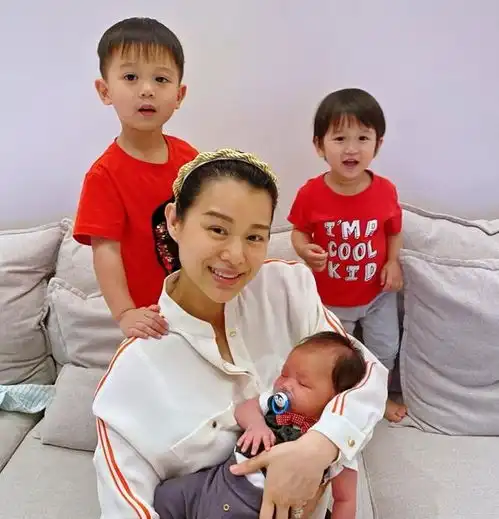 胡杏儿备战浪姐3,丈夫独自带娃,三兄弟都有起床气萌态十足
