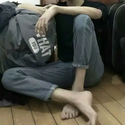 半身男头像,坠入爱河的男生是沉默的
