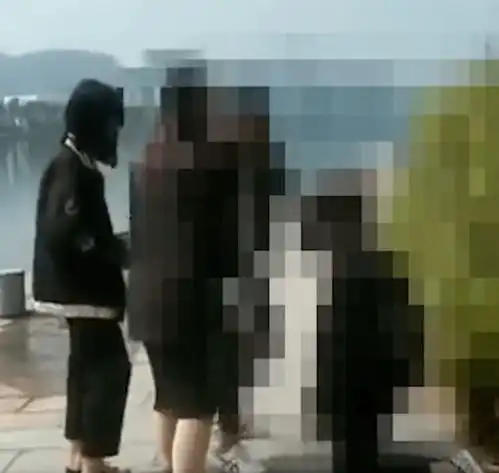 怒广西丨14岁少女被迫下跪,两男一女不停扇她巴掌
