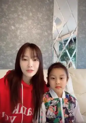 李小璐母女为白衣天使送祝福
