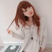 背景是白色的女生头像.或者帮我配图,跟这个情侣的女生头像.
