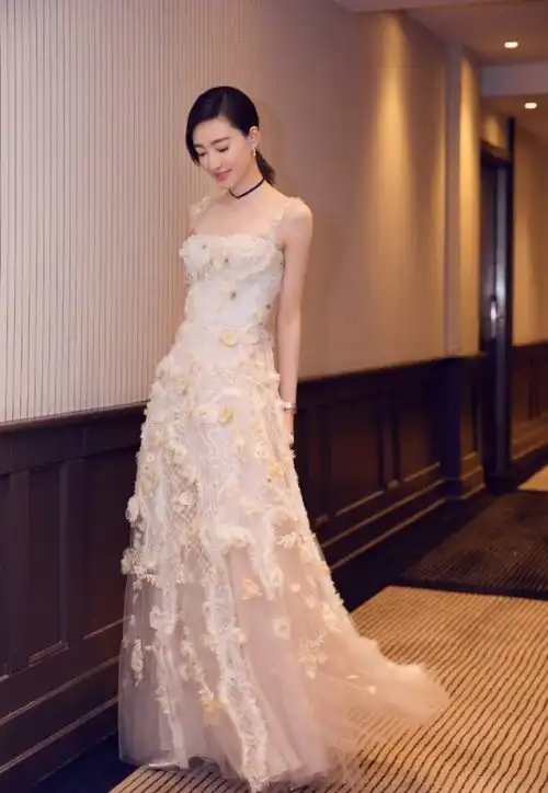 王丽坤哪有35岁,穿卡其色西装配9分牛仔裤,活力十足似少女
