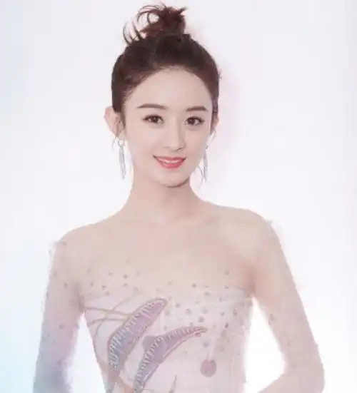 史上第一位穿羽绒服参加发布会的明星,只有她才敢做,太接地气
