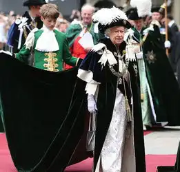 高清英国女王亲授蓟花勋章王室成员穿传统礼服出席
