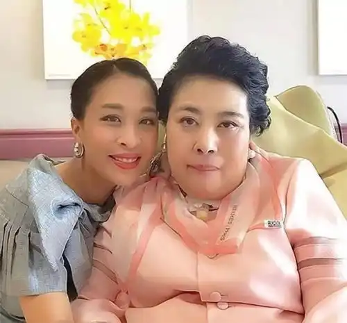 69岁泰王基因太强大,王妃再美也没能逆转,7个孩子都是香肠嘴
