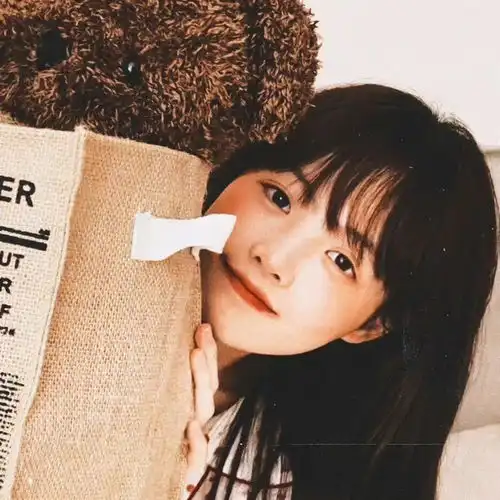 复古胶片感女生头像
