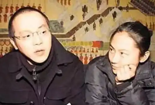 窦唯小女儿罕现身,黑金头发配烟熏妆被指非主流,神似姐姐窦靖童
