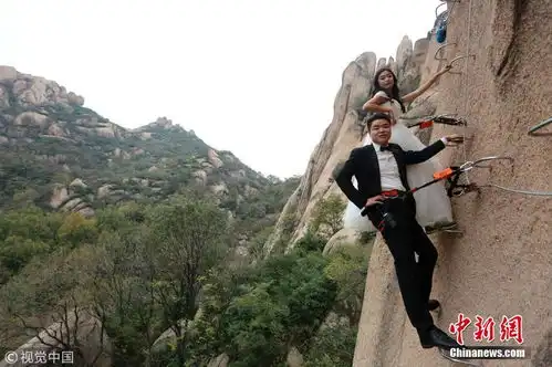 情侣悬崖峭壁拍婚纱照唐僧悟空师徒围观祝福
