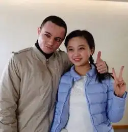 两童星罕见同框林妙可与阿尔法合影白色短裙显富态

