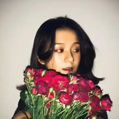 捧花情侣头像手里拿花的女生头像高清系列
