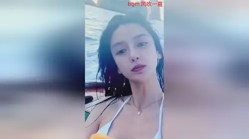 杨颖穿泳衣跳水的姿势好标准
