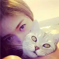 情侣头像抱着猫的一男一女微信头像图片大全
