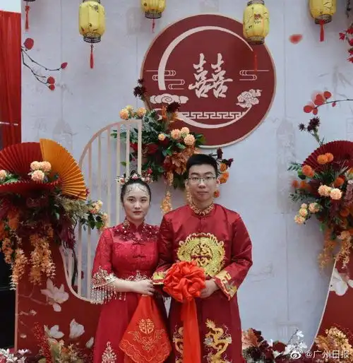 囍脱下天使战袍,换上大红婚服,东莞20对医护集体结婚

