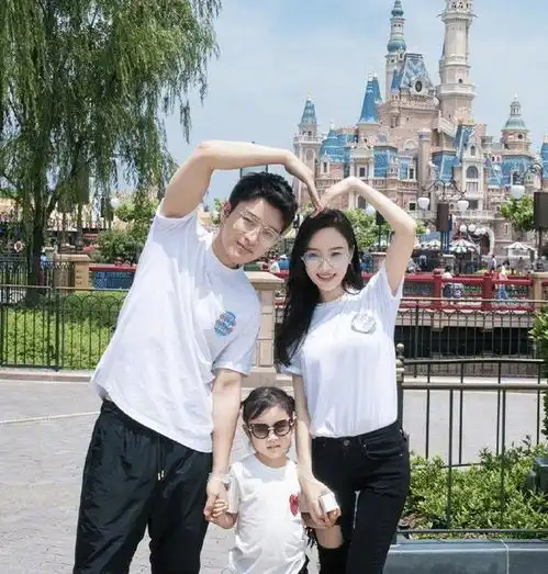 离婚后首次同框,李小璐成带货主播,贾乃亮却成功去油成荧幕新宠
