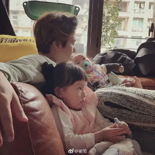 欧弟娇妻带女儿郊游,玩下衣失踪秀长腿,尽显辣妈好身材
