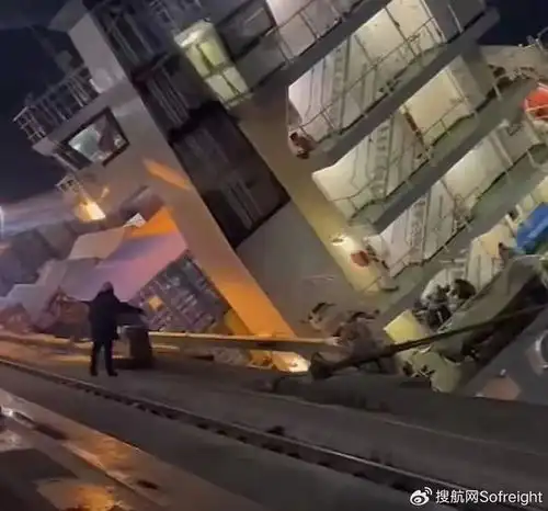 操作不当货物落水一集装箱船装货中侧翻
