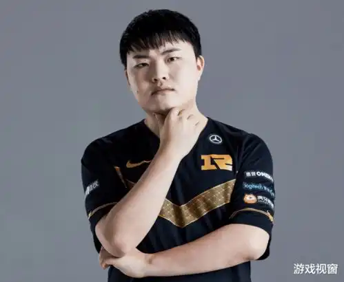 uzi解说rng比赛,大喊乌兹永远滴神,和小明摆情侣姿势
