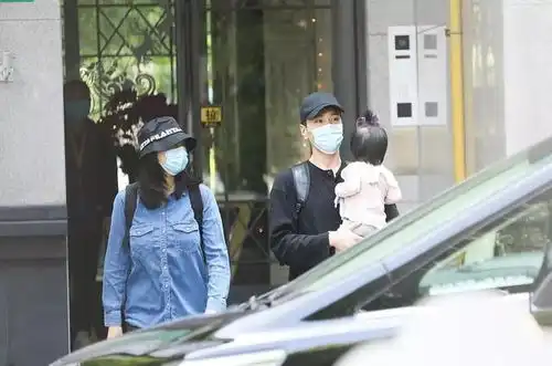 赵又廷一家三口现身高圆圆发福粗好腿,女儿扎朝天辫穿粉衣超萌
