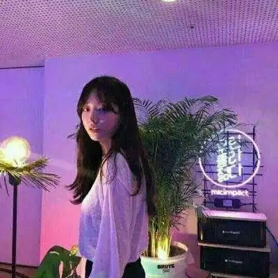 最新超火酷酷的女生微信头像

