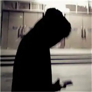 带兜帽帅哥头像,坐在车里的潮流男生
