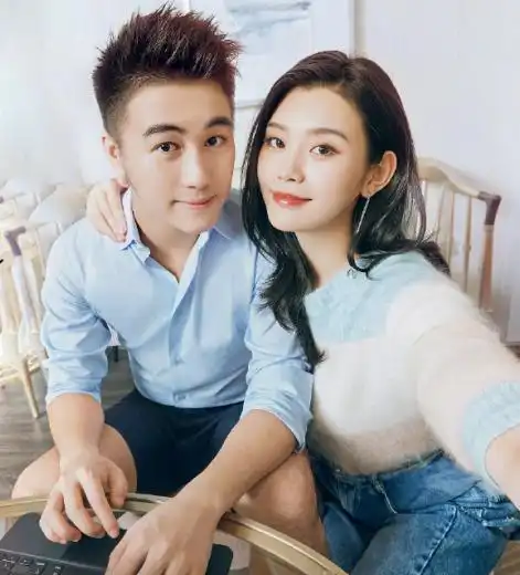 奚梦瑶何猷君婚后太幸福,家中摆放着亲密合影,搂在一起玩手机
