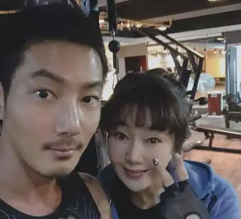 64岁韩国阿姨与儿子同框,被网友误认情侣,阿姨为何那么年轻
