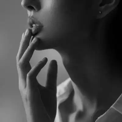 黑白高冷女生头像,最新整理气质黑白女头

