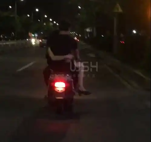 全揭阳想无一对情侣在摩托车上玩起花式秀恩爱
