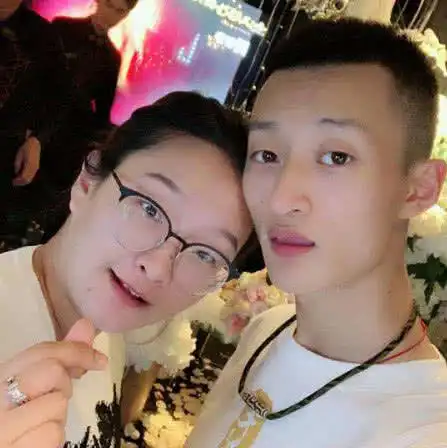 快手人气大变天小伊伊跌出前五,祁天道不如张二嫂,第一太强
