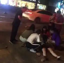 男子因感情纠纷当街持刀伤人女子遭刺伤倒在血泊中

