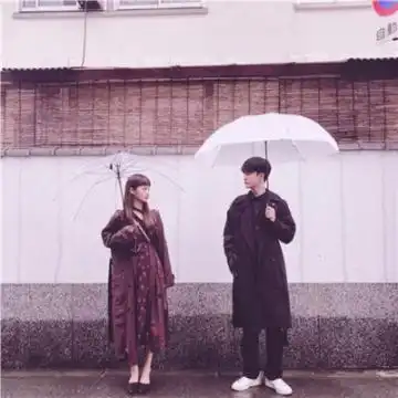 男女带着伞的情侣头像2019超级浪漫当初的誓言还回荡在耳边
