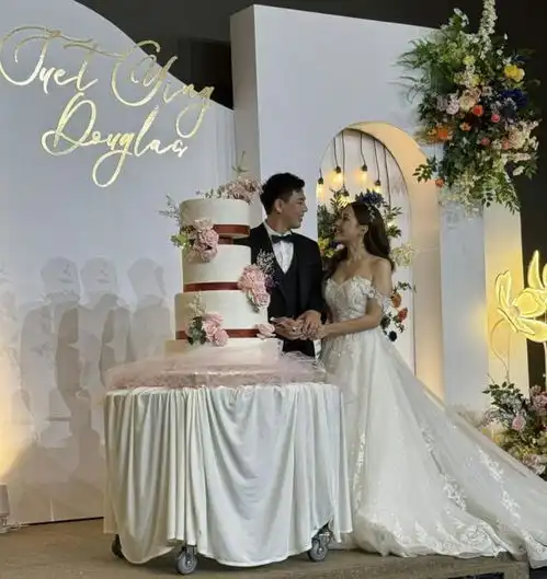 王祖蓝亲妹妹结婚心情大好,王祖红的巨型金吊坠吸睛,嫁妆近千万
