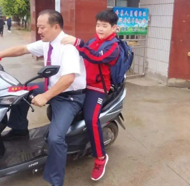 因乡村爱情走红的曹桐睿,8岁赚百万养活一家,今却被网友嫌弃
