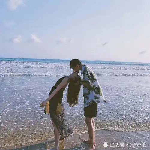 和你一起牵手过马路的人,还是当初的那个人吗
