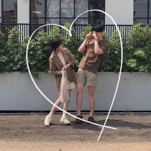 这才叫情侣照,你那只能叫合影
