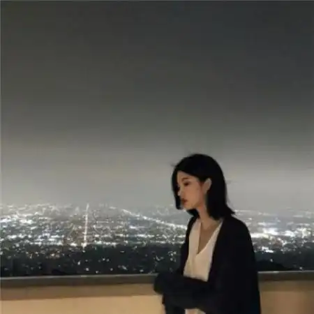 唯美有意境一男一女情侣头像阳光很懒你很好看
