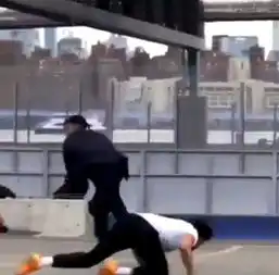 冷酷无情拉塞尔街球场应战篮球少年后将其晃跪
