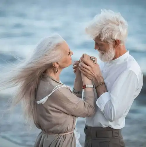 当我们老了,也拍一组这样的照片吧银发情侣海边浪漫写真
