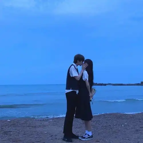 情侣头像丨把你放在心里也要抱在怀里
