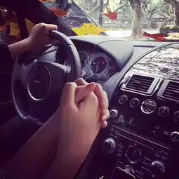 郭富城叫你们开慢点来扒扒郭天王的泡妞战车
