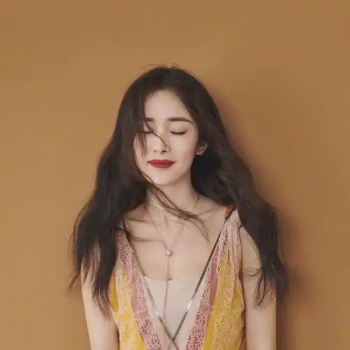有没有黑白色的高冷的女生头像
