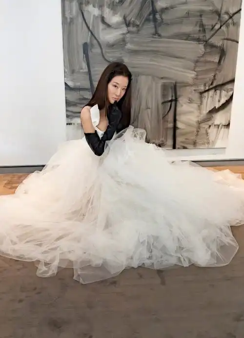 72岁婚纱女王王薇薇亲自上阵穿婚纱拍大片,扮新娘个性十足
