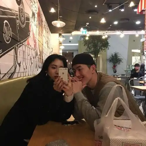 情侣头像深浅不一的印记,付之一笑的回忆
