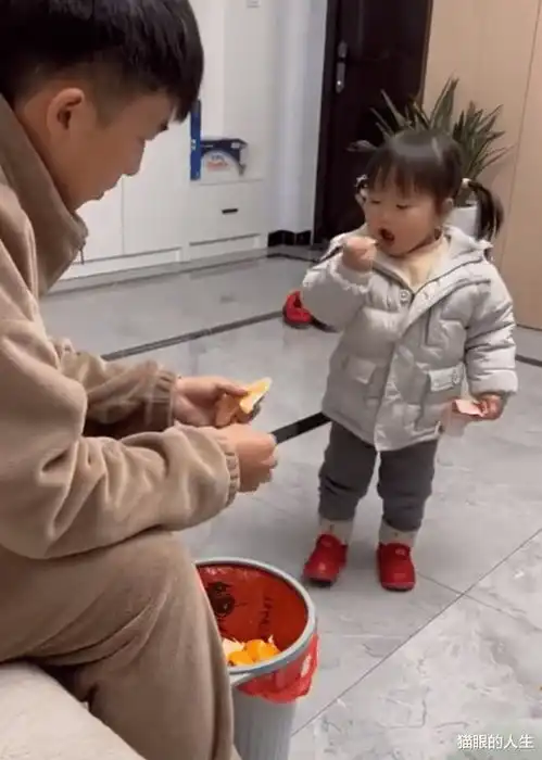 安徽一男子剥橘子,妻子女儿在一旁等待,结果让网友直呼娃是意外

