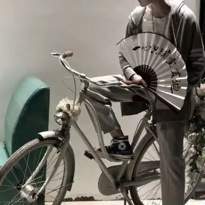 拿扇子的男生头像手拿着扇子的社会图
