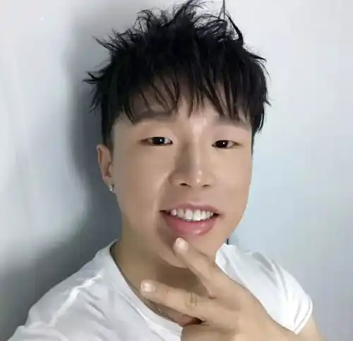 郭德纲的爱徒,曾打算跟曹云金远走高飞,如今也是被郭德纲嫌弃

