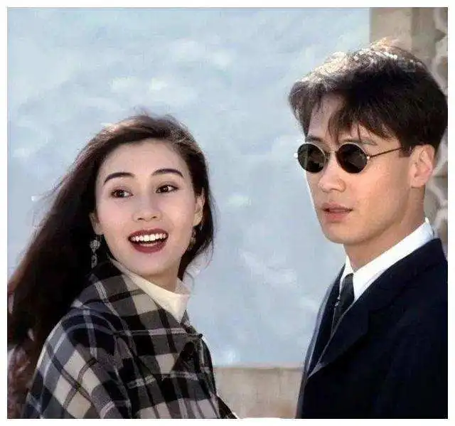 绯闻情侣罕见同框黎明演唱会迎来尾场,李嘉欣携丈夫现身
