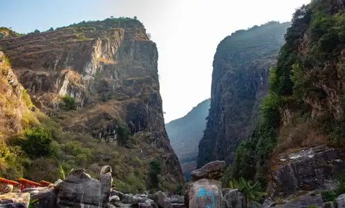 登玻璃栈道泡露天温泉攀悬崖峭壁骑山地越野,啥神仙景区
